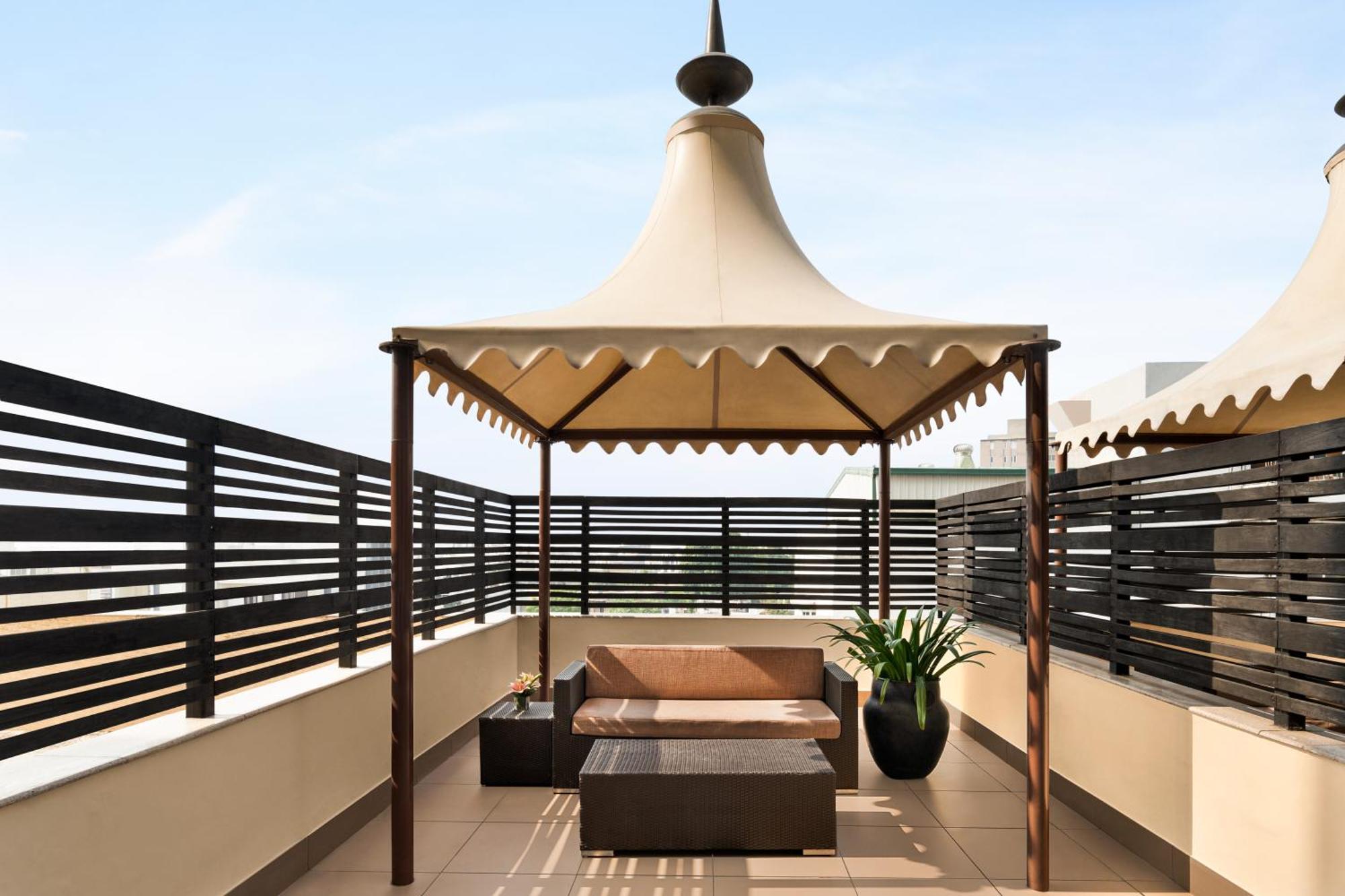 Hilton Jaipur Hotel Exterior foto A pergola on a rooftop