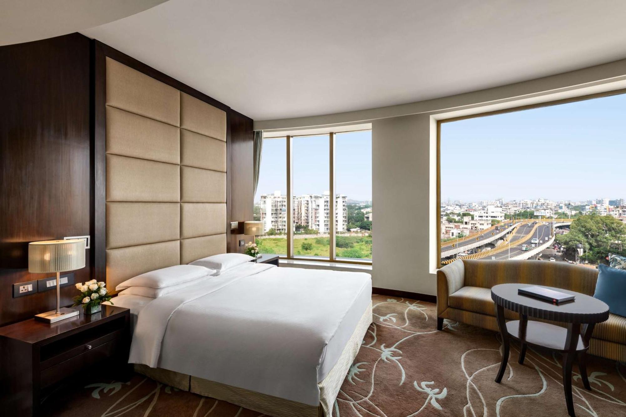 Hilton Jaipur Hotel Exterior foto A guest room at the hotel
