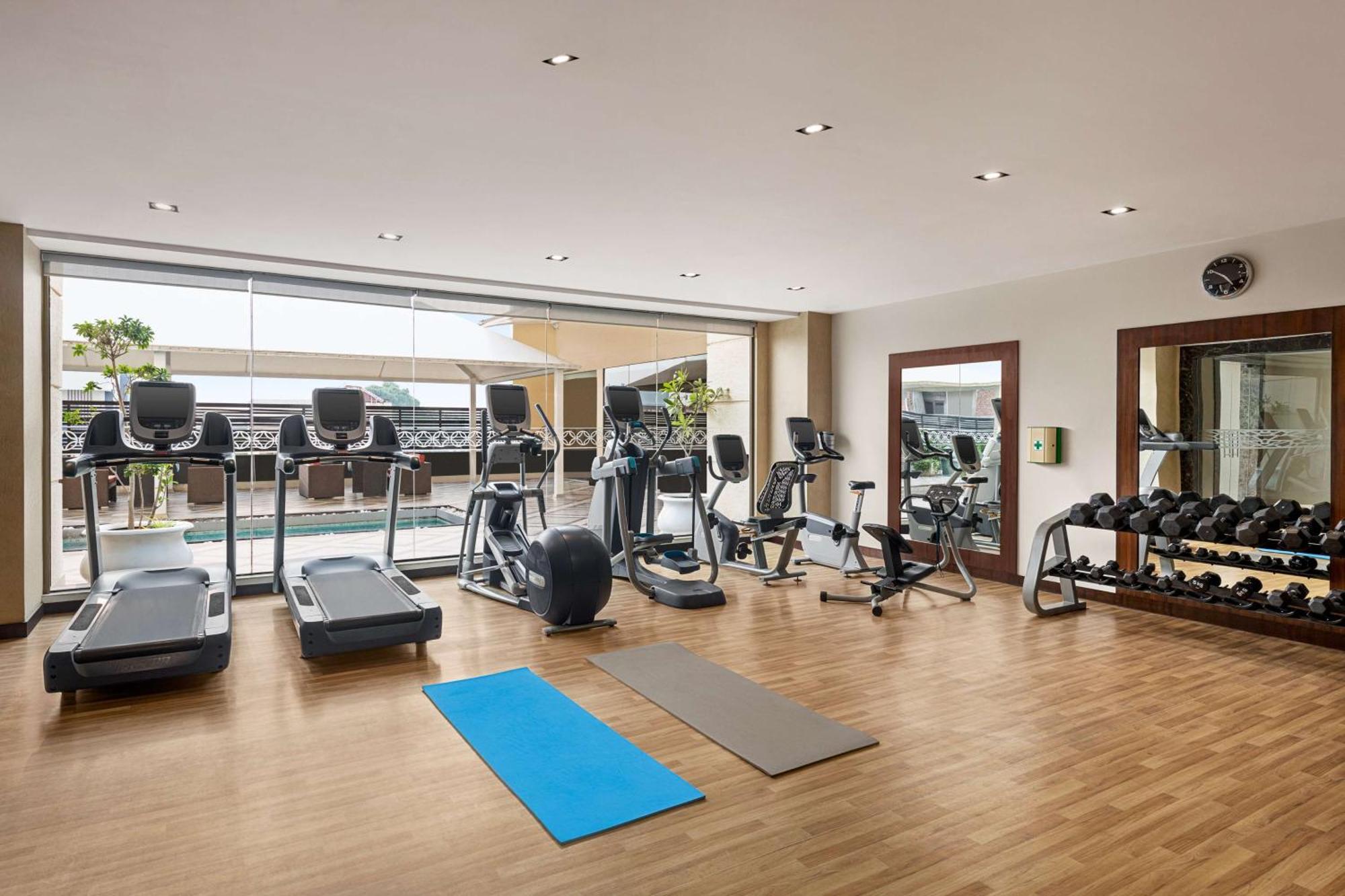 Hilton Jaipur Hotel Exterior foto The gym at the hotel