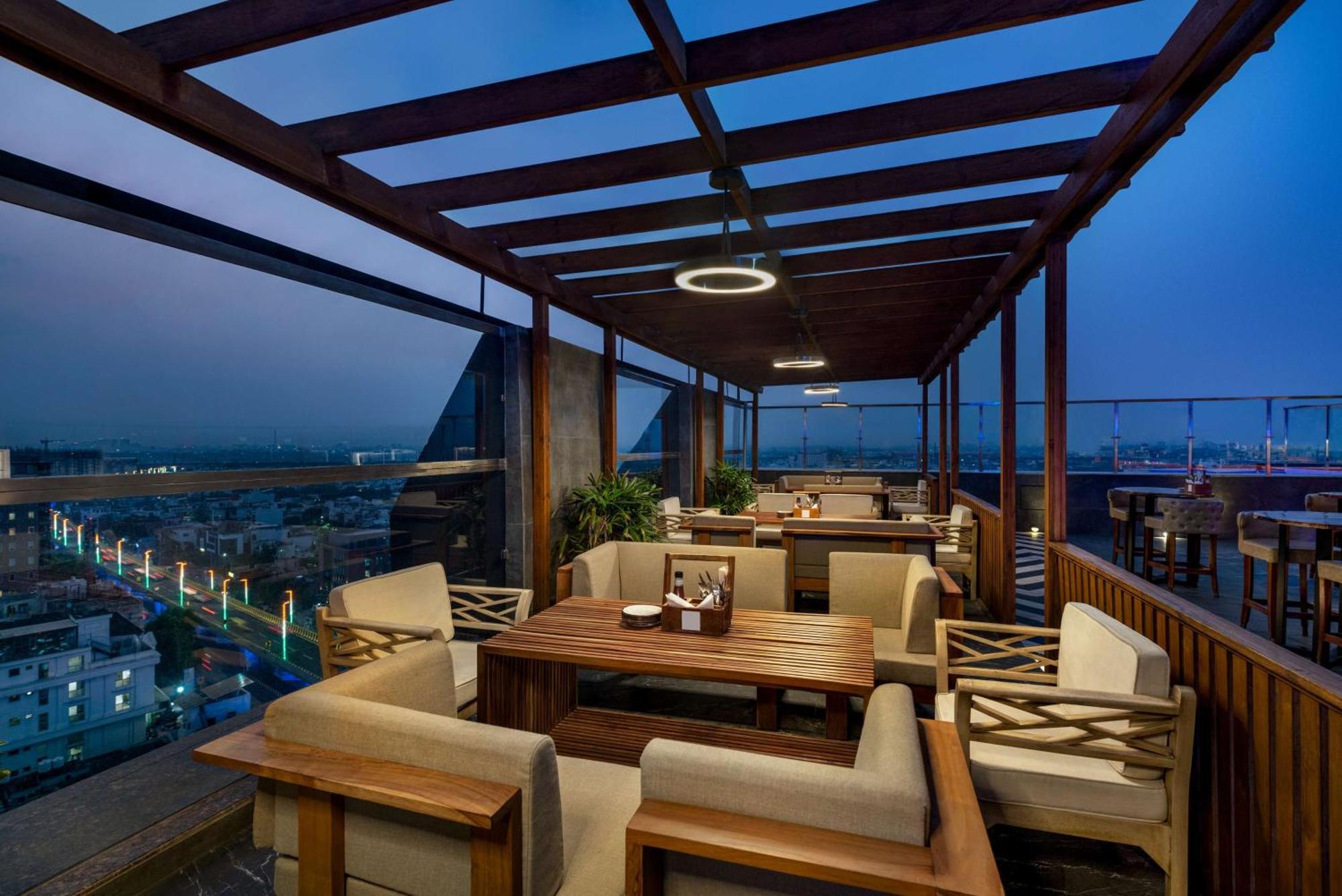 Hilton Jaipur Hotel Exterior foto The Terrace at the Park