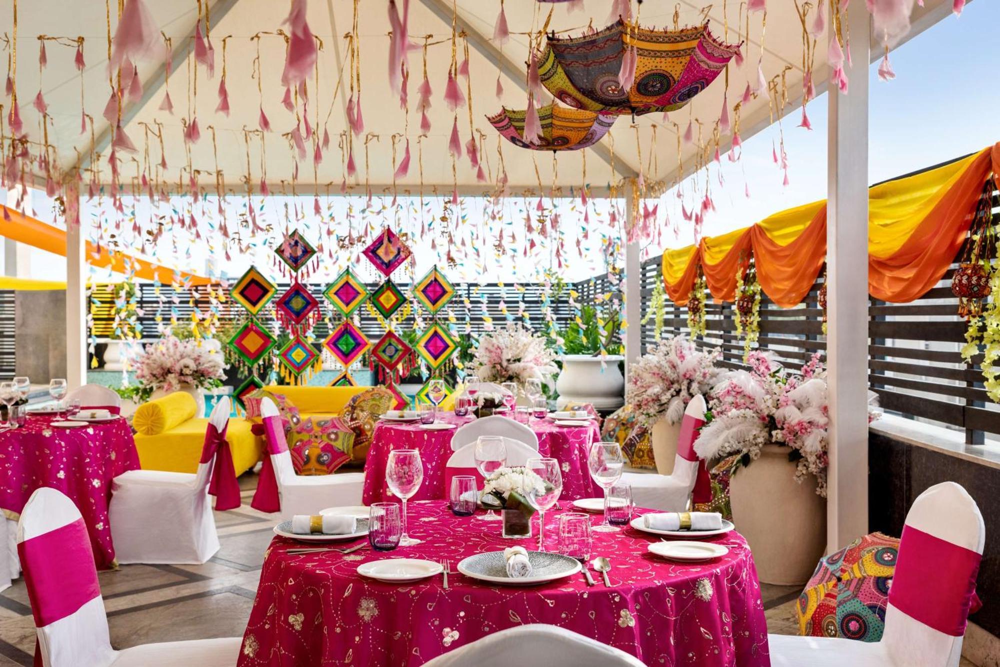 Hilton Jaipur Hotel Exterior foto The Terrace at the Taj Mahal Palace, Mumbai
